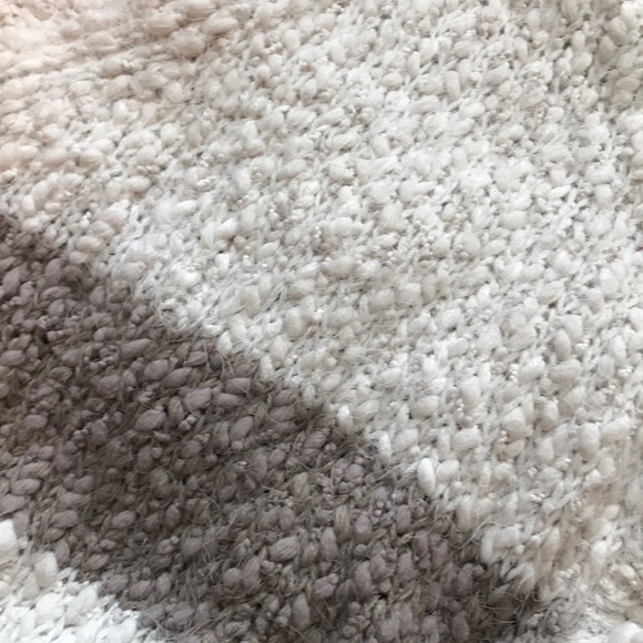 🌷 Super Soft Popcorn V-Neck Sweater! - Picture 3 of 6